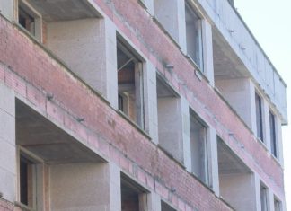 Os bombeiros extinguen un incendio nun edificio abandonado en Cabo de Cruz