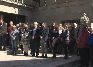 Decenas de presoas recordan a veciña asasinada cun minuto de silencio Decenas de presoas recordan a veciña asasinada cun minuto de silencio
