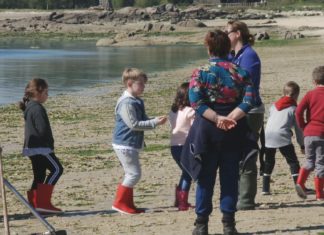 Piragüilla e a OPP-20 da Illa de Arousa levan ó alumnado de primaria da comarca a marisquear A Illa de Arousa leva ó alumnado de primaria a marisquear