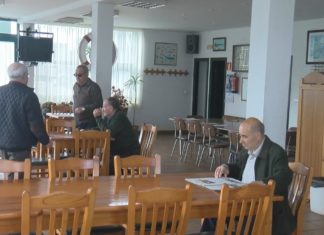 Os xubilados de Rianxo seguen á espera da execución da sentenza que os obriga a abandonar o local