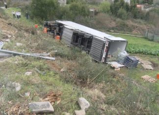 Un trailer sáese da vía e acaba emborcando nun terraplén