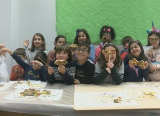 Os máis pequenos en Boiro aprenden a facer postres de entroido