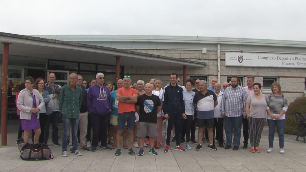 Máis de 30 usuarios maniféstanse polo abandono do ximnasio da Piscina Municipal de Vilagarcía