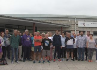 Máis de 30 usuarios maniféstanse polo abandono do ximnasio da Piscina Municipal de Vilagarcía Máis de 30 usuarios maniféstanse polo abandono do ximnasio da Piscina Municipal de Vilagarcía