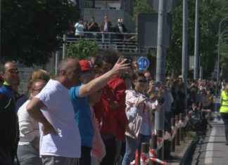 Decenas de Vilagarciás achéganse a ver ao primeiro tren de mercadorías que atravesa a vila Decenas de Vilagarciás achéganse a ver ao primeiro tren de mercadorías que atravesa a vila