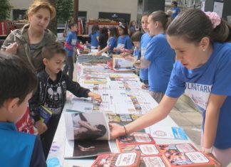 Os alumnos do Grupo cambian libros por alimentos