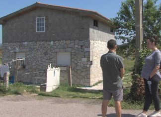 Unha moza de Meis, embarazada de 8 meses, a piques de perder a casa por unha suposta denuncia do seu tío