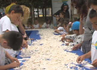 Os nenos de Portonovo reivindican con 8.000 pezas de Lego un mar limpo
