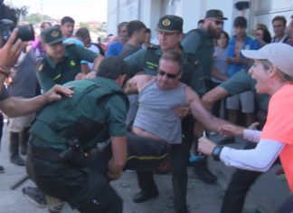 Enfrontamento entre mariscadores de a pé e rañeiros na lonxa de Cabo de Cruz