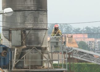 Dous feridos graves na explosión dun silo nunha carpintería de Ribadumia