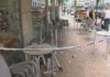 Unha furgoneta impacta coa terraza dunha panadería tras un accidente de circulación