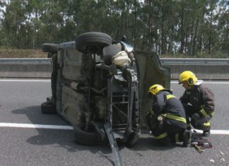 Ferida leve a condutora dun vehículo que acabou volcado na autovía do Barbanza