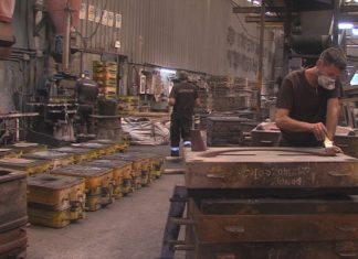A empresa vilagarciá Fundiciones Rey estuda opcións para ampliar as súas instalacións