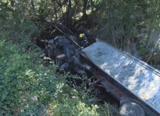 Un camión sáese da vía e acaba ardendo na ponte de Cabrais
