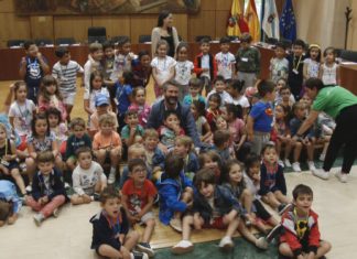 Os máis pequenos fixéronlle todo tipo de preguntas ao alcalde de Vilagarcía na visita ao concello Os máis pequenos pregutáronlle todo tipo de preguntas ao alcalde na visita ao concello