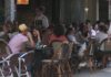 O Concello de Vilagarcía e Ahituvi reúnense para evitar que continúe o mal uso dalgunhas terrazas