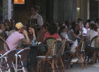 O Concello de Vilagarcía e Ahituvi reúnense para evitar que continúe o mal uso dalgunhas terrazas