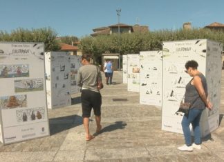 As ilustración de Gogue e Davila expóñense na praza de Fefiñáns de Cambados As ilustración de Gogue e Davila expóñense na praza de Fefiñáns de Cambados