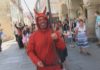 Os nenos e nenas perseguen ao demo polas rúas da cidade