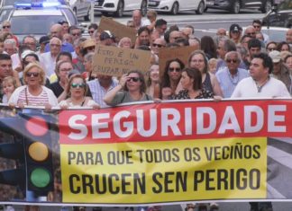 Centos de veciños reclaman polas rúas de Portosín a instalación dun paso de peóns
