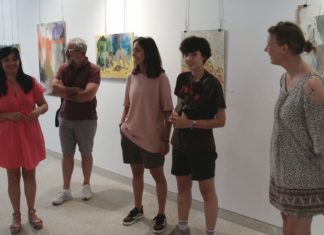Dúas exposicións e a obra de teatro “Unha noite na praia” inauguran o festival O Mar Nunha Flor Dúas exposicións e a obra de teatro "Unha noite na praia" inauguran o festival O Mar Nunha Flor