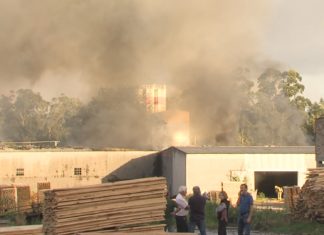 Alarma en Barro polo incendio nunha nave do polígono de Sequeiros Alarma en Barro polo incendio nunha nave do polígono de Sequeiros