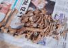 Aparecen uns ósos de animal soterrados na Rúa do Rouco