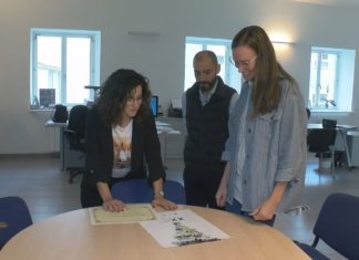 Alba Manzanedo faise co concurso de carteis da mostra de curtas de Noia
