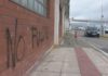 Aparecen pintadas en varios edificios de Portosín