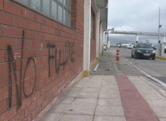 Aparecen pintadas en varios edificios de Portosín