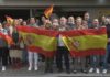 Un centenar de persoas concéntranse en apoio aos policías despregados en Cataluña
