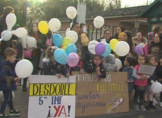 Manifestación no colexio de Carril ante a masificación da aula de 5º de infantil Manifestación no colexio de Carril ante a masificación da aula de 5º de infantil