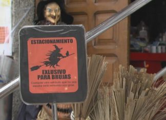 Morcegos, bonecas malvadas e un aparcadoiro para meigas: a tenda de Meis que ‘tolea’ polo samaín