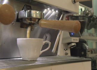 Día internacional do café: os arousáns prefíreno con leite