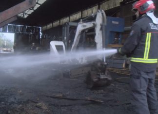 Arde parte dun serradoiro de madeira en Outes