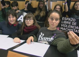Os alumnado de Ribadumia crean un lazo humano contra o machismo Os alumnado de Ribadumia crean un lazo humano contra o machismo