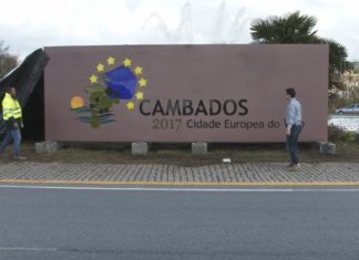 O cartel da Cidade Europea, da rotonda de Vilariño ao Museo do Viño para evitar unha sanción