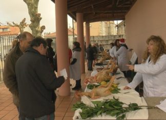 Máis de 100 galos de curral vendidos no mercado de Nadal de Meis Máis de 100 galos de curral vendidos no mercado de Nadal de Meis