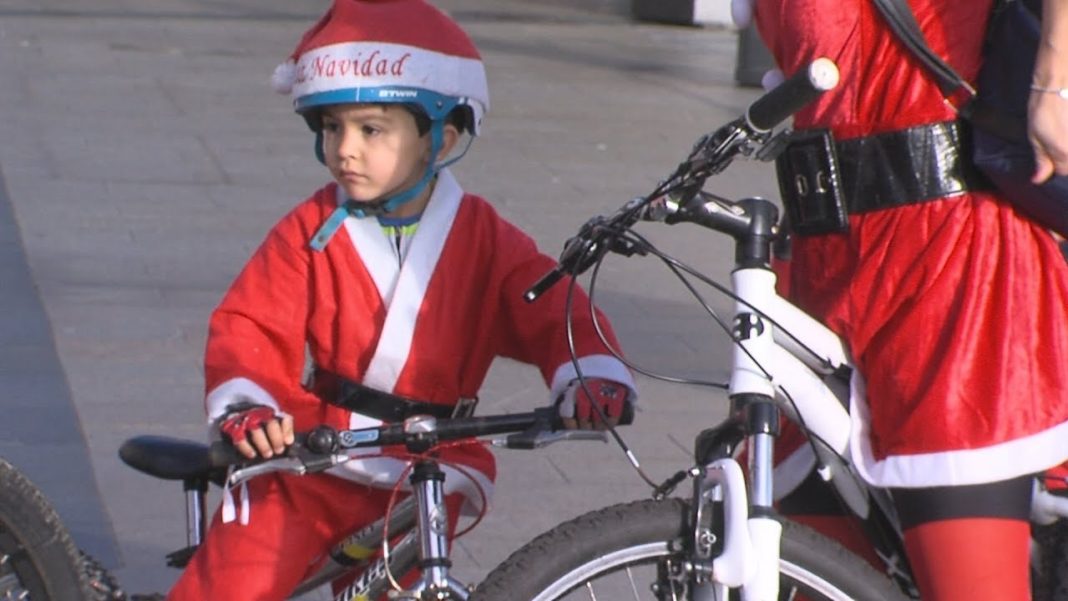 Máis de 50 papás e mamás Noel pedalean polo Nadal en Sanxenxo
