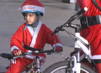 Máis de 50 papás e mamás Noel pedalean polo Nadal en Sanxenxo Máis de 50 papás e mamás Noel pedalean polo Nadal en Sanxenxo