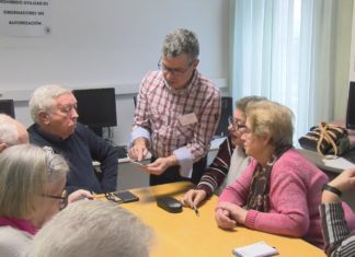 Os máis maiores de Vilagarcía inícianse na tecnoloxía móbil Os máis maiores de Vilagarcía inícianse na tecnoloxía móbil