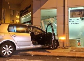 Esnafra o seu coche contra unha clínica dental de Cambados e resulta ileso