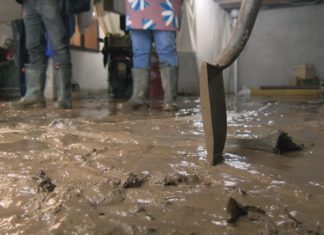 Unha familia de Ribadumia, impotente ante o asolagamento do baixo da súa casa