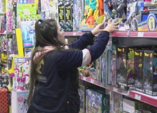 Visitamos unha xoguetería para descubrir que lle piden os nenos das Rías Baixas a Papá Noel