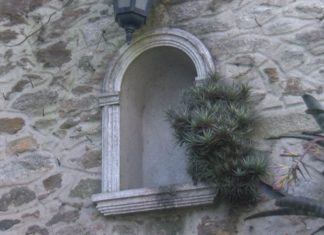 Desaparece unha escultura do século XVII dunha fachada da Pobra