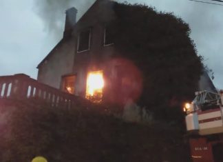 Un incendio afecta a unha casa abandonada de Artes