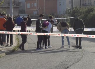 Unha focha de medio metro obriga a pechar unha rúa próxima o IES Cotarelo Valledor Unha focha de medio metro obriga a pechar unha rúa próxima o IES Cotarelo Valledor