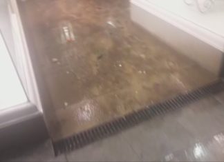 Negocios de Sanxenxo denuncian inundacións provocadas pola reformada rúa Progreso Negocios de Sanxenxo denuncian inundacións provocadas pola reformada rúa Progreso