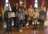 Os establecementos vilagarciáns que gañaron o concurso de decoración de Nadal recollen o seu premio