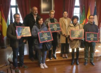 Os establecementos vilagarciáns que gañaron o concurso de decoración de Nadal recollen o seu premio